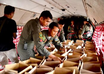 TNI Sukses Terjunkan 90 Helibox Sembako ke Desa Terisolasi Tapanuli Utara