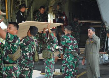 TNI Salurkan Logistik ke Wilayah Terisolasi dengan Metode  Airdrop