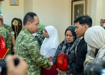 Panglima TNI Kuatkan Hati Keluarga Almarhum Prajurit TNI yang Gugur dalam Penanganan Bencana di Padang