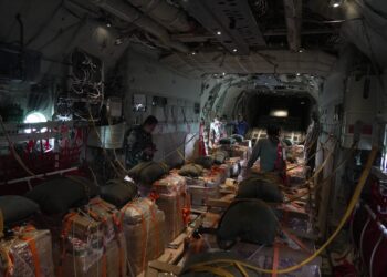 TNI Kembali Kirim Bantuan Dengan Metode Airdrop untuk Warga Terisolasi Akibat Banjir di Aceh Tamiang