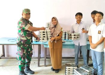 Babinsa Dampingi Penyaluran Program Makan Bergizi Gratis di SMAN 7 Babahrot