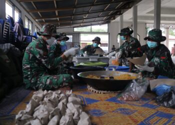 Dapur Lapangan Yonif 122/TS Layani Warga Terisolir Bencana Alam di Sitahuis