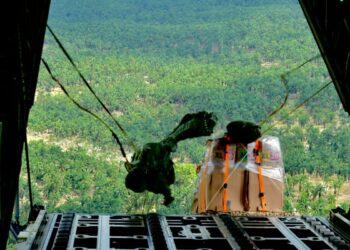 Di Atas Langit Aceh Tamiang, C-130J Super Hercules TNI AU Lepas 20 Bundle LCLA