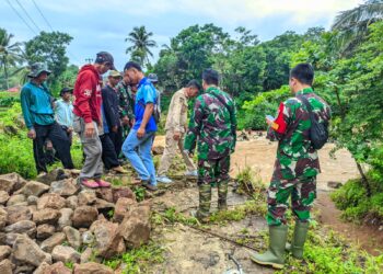 TNI–Rakyat Bersinergi Bangun Jembatan Gantung Penghubung Dua Kecamatan di Sukabumi