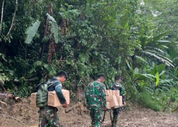 Menembus Medan Berat, TNI Kirim Bantuan Obat ke Desa Terisolir Pascabanjir Aceh Tengah