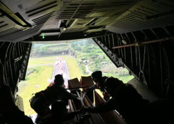 TNI Dropping Logistik dengan Metode Airdrop di Gayo Lues