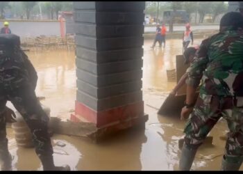 TNI Kerahkan Personel untuk Pulihkan Layanan Publik di Kantor Dukcapil Aceh Tamiang