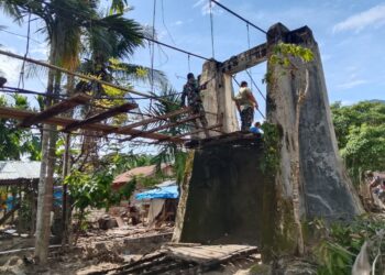 TNI Bersama Warga Perbaiki Jembatan untuk Buka Akses Antar Desa di Aceh Tenggara
