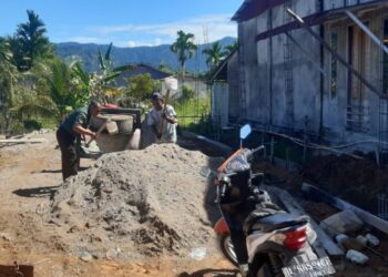 Ringan Tangan, Babinsa Bantu Pembangunan Rumah Warga di Susoh