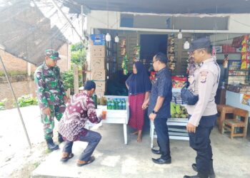 Dua Babin di Babahrot Dampingi Muspika Sosialisasikan Larangan Penimbunan BBM Eceran
