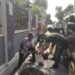 Cegah Banjir Saat Hujan Deras Tiba, Babinsa Mangkubumen Bersama Warga Bersihkan Parit Dan Selokan