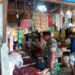 Babinsa di Babahrot Pantau Stok dan Harga Pangan Jelang Libur Natal dan Tahun Baru