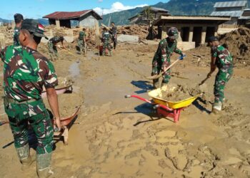 TNI Bersama Warga Gotong Royong Pulihkan Polindes Pascabencana di Aceh Tengah