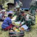 Borong Hasil Kebun Mama Papua, Satgas Yonif 743/PSY Dukung Ekonomi Lokal Di Papua