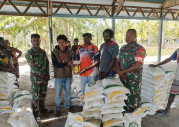 Agar Berjalan Dengan Lancar dan Tepat Sasaran, Babinsa Koramil Kokonao Dampingi Petugas Bulog Salurkan Bantuan Raskin