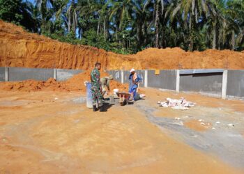Babinsa Koramil 13/AN Awasi Pembangunan KDKMP Desa Lingga Tiga.
