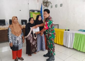 Babinsa Koramil 02/TL laksanakan pendampingan pembagian BLT DD