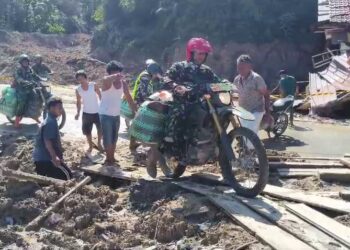 Babinsa Koramil 23/Adk Kodim 0210/TU melaksanakan pendistribusian logistik bantuan kepada warga terdampak bencana alam di Desa Sibalanga