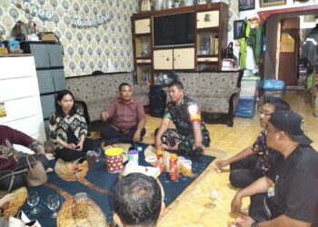 SAMBANGI RUMAH WARGA BINAAN, BABINSA KORAMIL 07/MT JALIN SILAHTURAHMI SAAT SUASANA TAHUN BARUAN