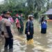 Komandan Kodim 0308/Pariaman Dampingi Bupati Padang Pariaman Meninjau Warga Terdampak Banjir di Lubuk Alung