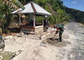 Babinsa Batu Lepuk Bantu Rehab Pos Kamling, Tekankan Pentingnya Keamanan Lingkungan