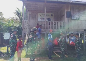 Pos Tarub Satgas Yonif 751/VJS Meriahkan Tahun Baru di Halaman Gereja Baptis Tarub: Lomba Tradisional Pererat Kekerabatan