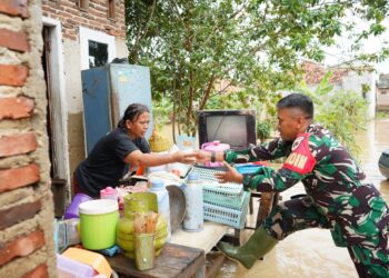 Kodim 0623/Cilegon Perkuat Sinergi Penanganan Banjir Saat Kapolda Banten Tinjau Dapur Umum