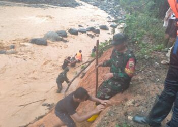 SATGAS GULBENCAL KODIM 0211/TT EVAKUASI WARGA TERJEBAK BANJIR SUSULAN DI KECAMATAN TUKKA