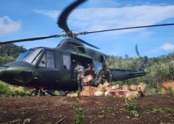 Droping logistik Lewat udara di Desa Lobu Singkam