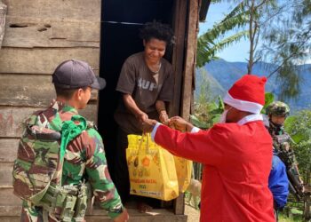 Pos Bulangkop Satgas Yonif 751/VJS Bagikan Bingkisan Natal di Kampung Bulangkop, Warga Sambut Penuh Sukacita
