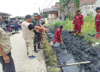 Babinsa Koramil 0201-06/MS Laksanakan Gotong Royong Bersama Warga di Tanjung Gusta