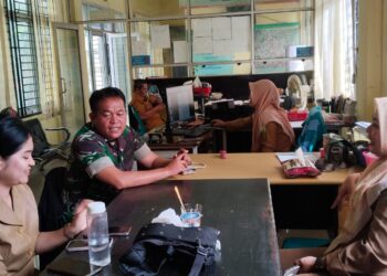 Jaga Sinergitas, Babinsa Koramil 0201-05/MB Komsos Bersama Aparatur Kelurahan