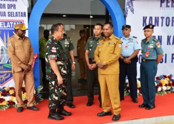 DANDIM 1707/MERAUKE DAMPINGI GUBERNUR PAPUA SELATAN RESMIKAN KANTOR GUBERNUR DAN DPR