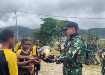 Pangdam XVII/Cenderawasih Salurkan 60 Bola, Satgas Yonif 751/VJS Serahkan untuk SSB di Pegunungan Bintang