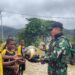 Pangdam XVII/Cenderawasih Salurkan 60 Bola, Satgas Yonif 751/VJS Serahkan untuk SSB di Pegunungan Bintang