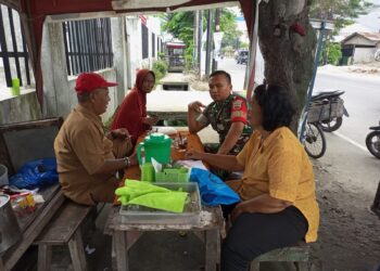 Babinsa Koramil 0201-02/MT Anjangsana Bahas Keamanan Lingkungan Bersama Warga