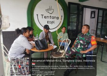 Babinsa Koramil 0201-04/MK Jalin Keakraban Bersama warga Binaan dan Kepling Di Warung Kopi