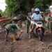 Gotong Royong Bersama Warga Prajurit Kodam XIII/Merdeka Bersihkan Akses Jalan Kelurahan Bahu