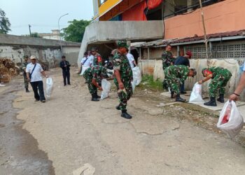 Peringati Hari Lingkungan Hidup, Koramil 05/Bantargebang dan Pengurus Pasar Bersinergi Pilah Sampah Plastik