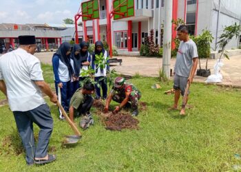 Jaga Bumi, Jaga Jayakarta: Koramil 05/Bantargebang Tanam Puluhan Pohon di Sekolah dan Ponpes