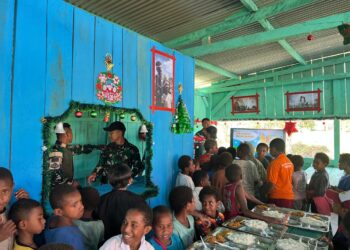 Satgas Yonif 751/VJS Beri Sarapan di Hari Pertama Sekolah 2026: Bakar Semangat Anak, Dukung Fokus Belajar
