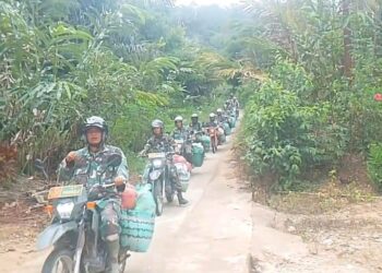 Babinsa Koramil 22/Tarutung Melaksanakan Pendistribusian Logistik Bagi Warga Terdampak Bencana Alam di Desa Parbubu Dolok