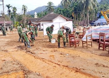 Satgas Kodim 0211/TT Sigap Bersihkan Sekolah Darurat Terdampak Banjir di Tukka, Tapteng