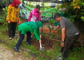 Bersama Kita Menjaga Jakarta ,Kodim 0503/JB Karbak Menjaga Lingkungan Melalui Penanaman Pohon dan Pembersihan Saluran Air