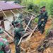 Satgas Gulbencal Yonif 122/TS Bersihkan Rumah Warga Terdampak Longsor di Tapanuli Utara