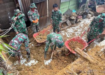 Satgas Gulbencal Yonif 122/TS Kodam l/BB Melaksanakan Pembersihan Rumah Warga Yang Terkena Dampak Tanah Longsor di Desa Dolok Nauli