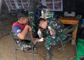 Satgas Posbankes Kodam I/BB Periksa Kesehatan Warga Terdampak Banjir di Aek Ngadol