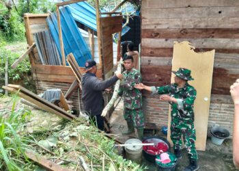 Koramil 22/Tarutung Lakukan Pembersihan dan Pendataan Rumah Rusak Berat di Desa Parbaju Julu dan Partali Julu