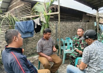DI SELAH WAKTU YANG ADA BABINSA ADAKAN HUBUNGAN KOMUNIKASI BERSAMA WARGA DI WILAYAH BINAAN