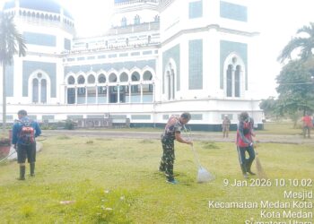 Jumat Bersih Babinsa Koramil 0201-04/MK Gotong Royong Bersihkan Masjid Raya Al Mashun Medan